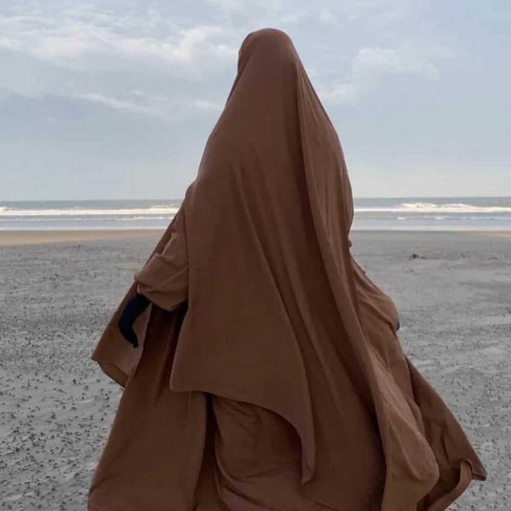 femme musulmane portant un khimar au bord de la plage