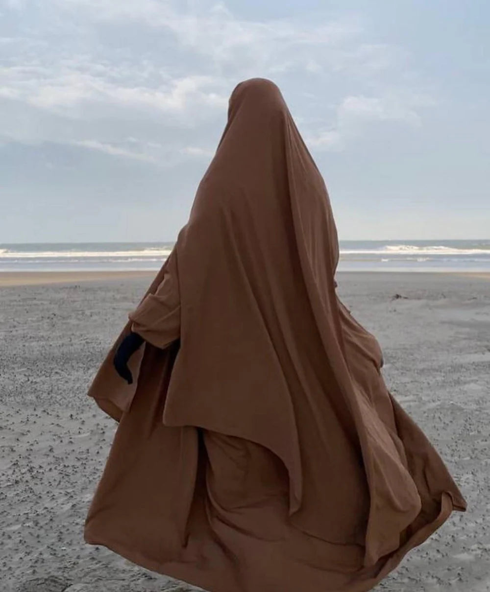 femme musulmane portant un khimar au bord de la plage