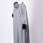 Abaya Sajmaya gris portée