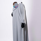 Abaya Sajmaya gris portée