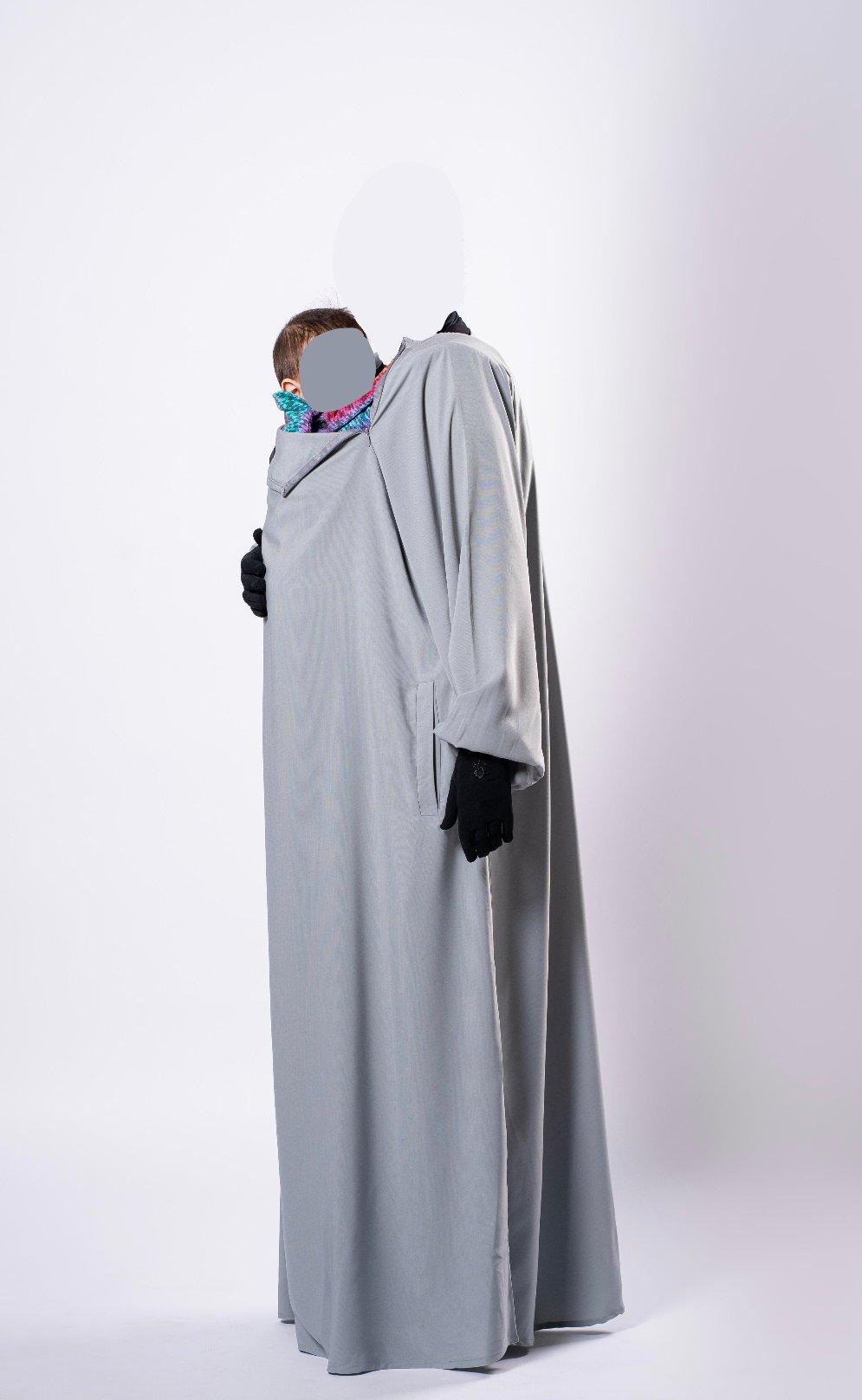 Abaya Sajmaya gris portée