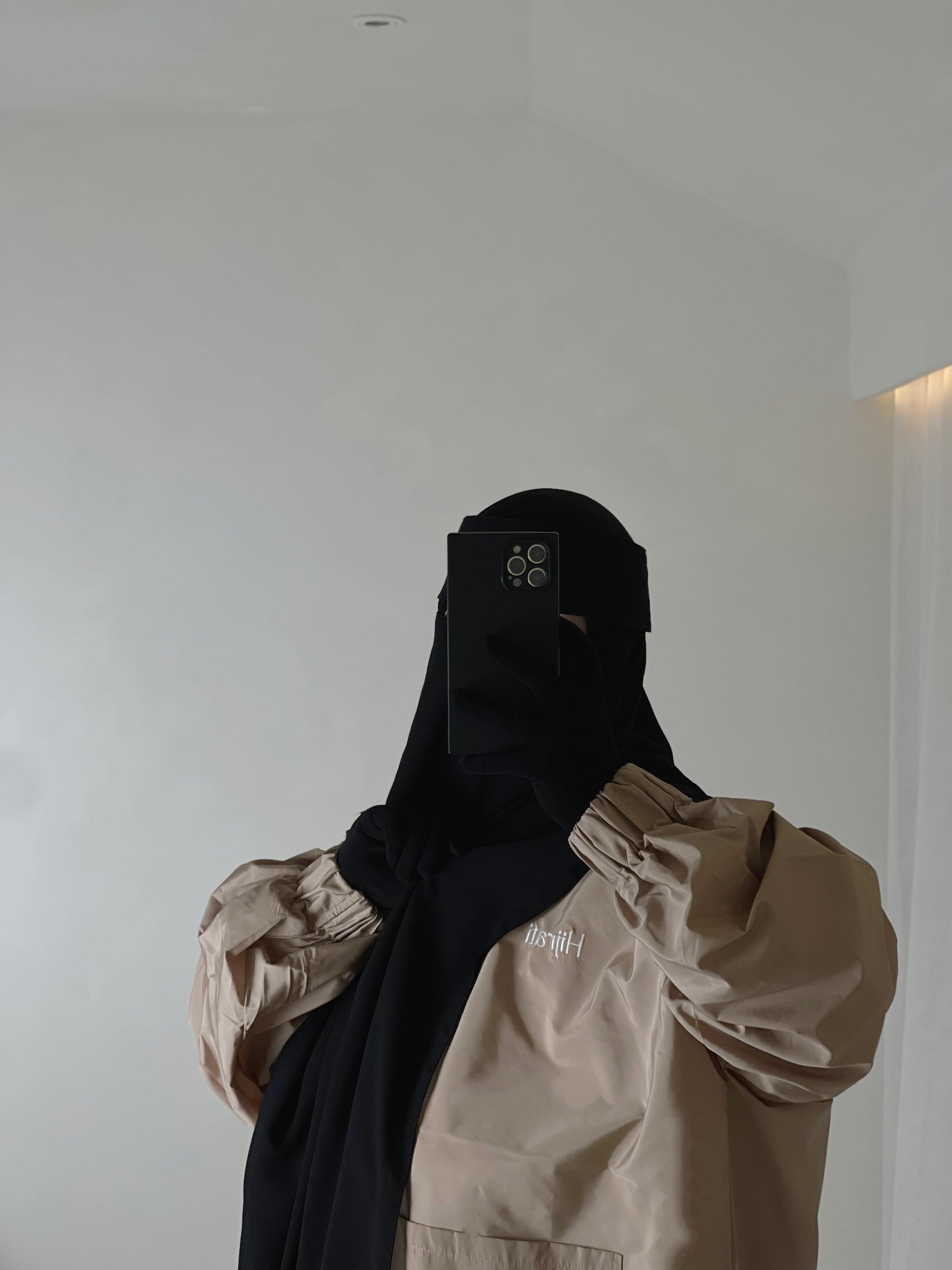 Femme musulmane portant une parka beige légiférée de la marque hijrati  