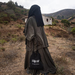 Femme musulmane portant une parke légiféré de la marque hijrati et de couleur chocolat