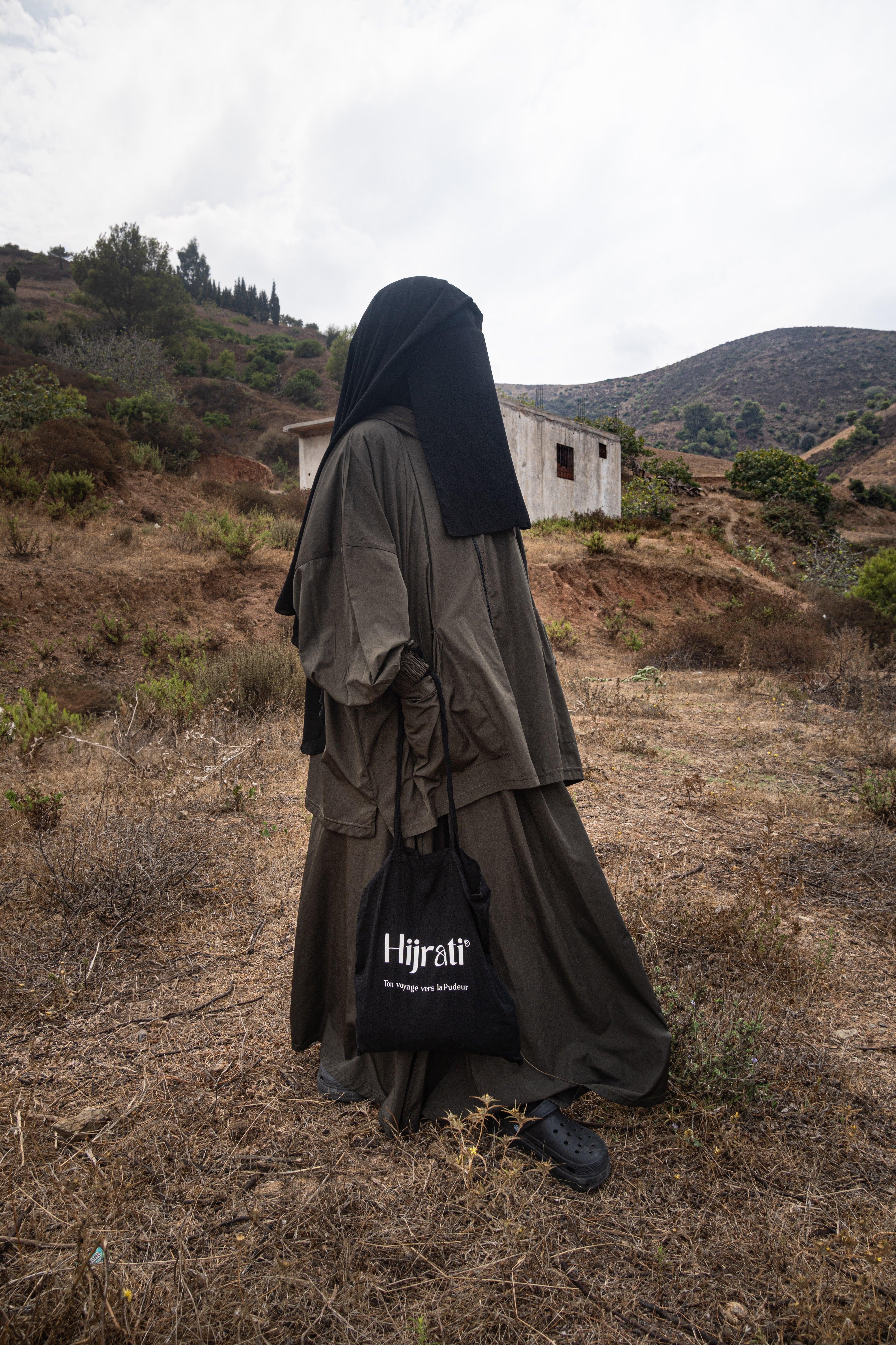 Femme musulmane portant une parke légiféré de la marque hijrati et de couleur chocolat