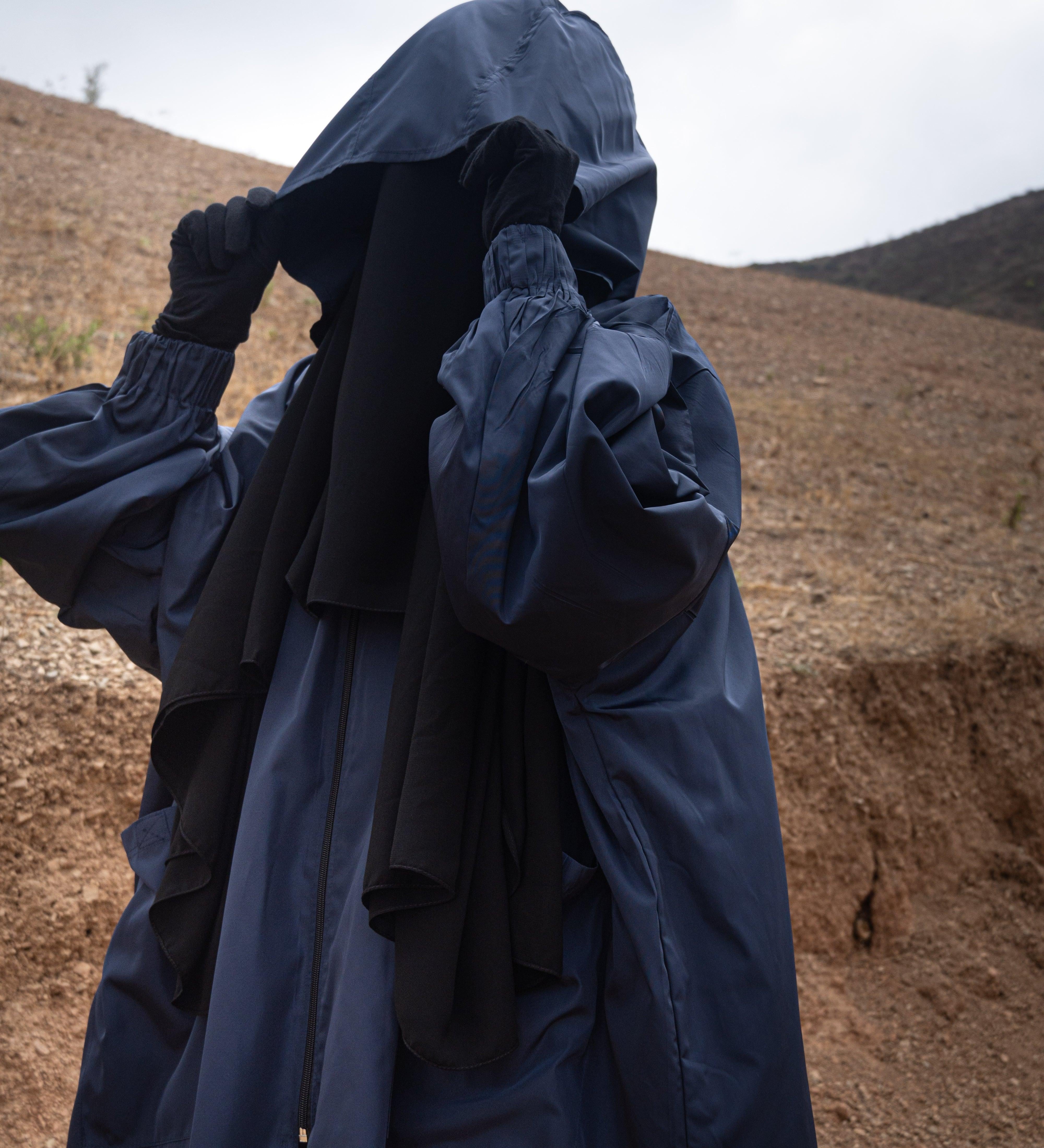 Femme musulmane portant une parka bleue légiférée de la marque hijrati  