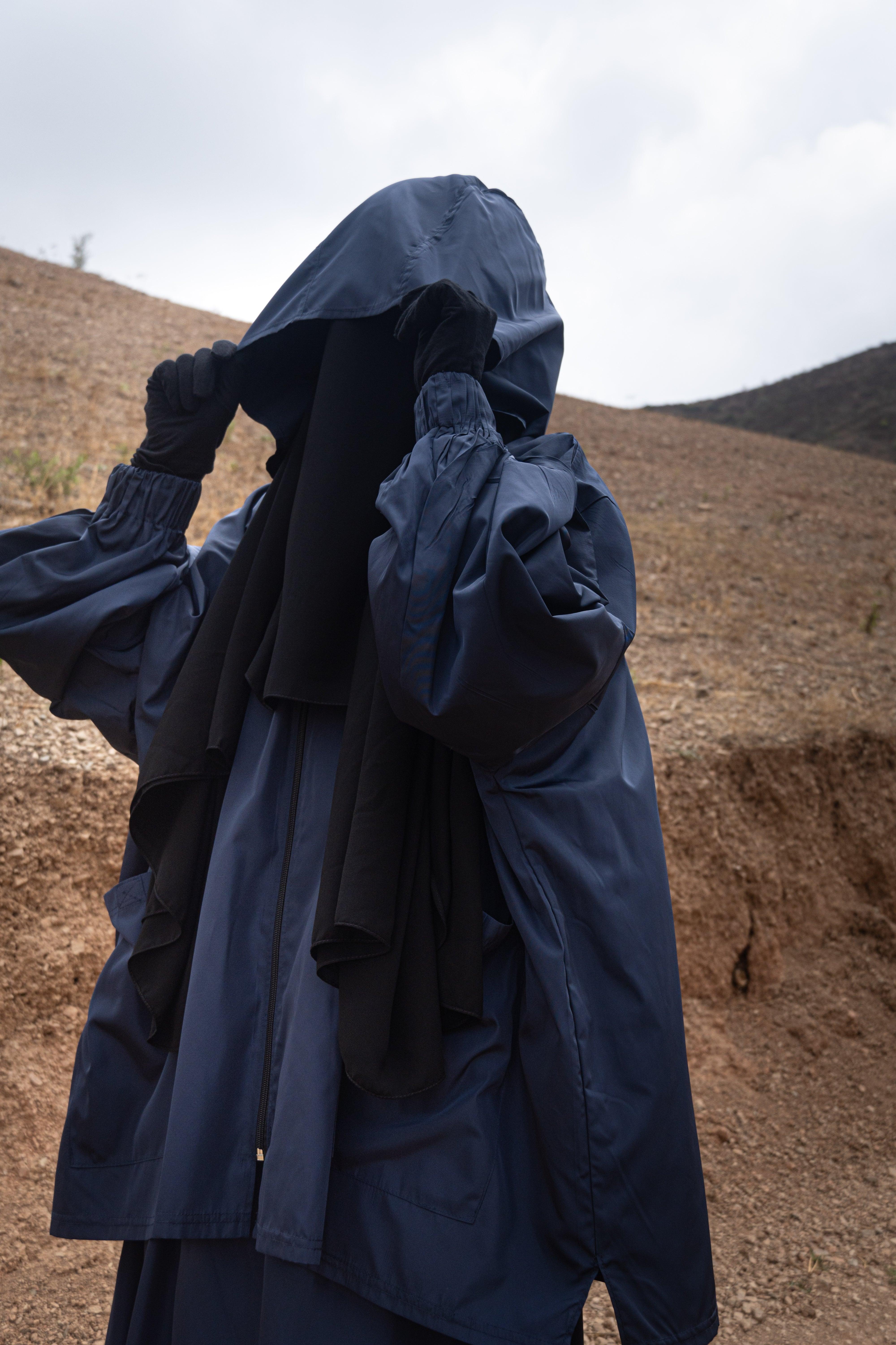 Femme musulmane portant une parka bleue légiférée de la marque hijrati  