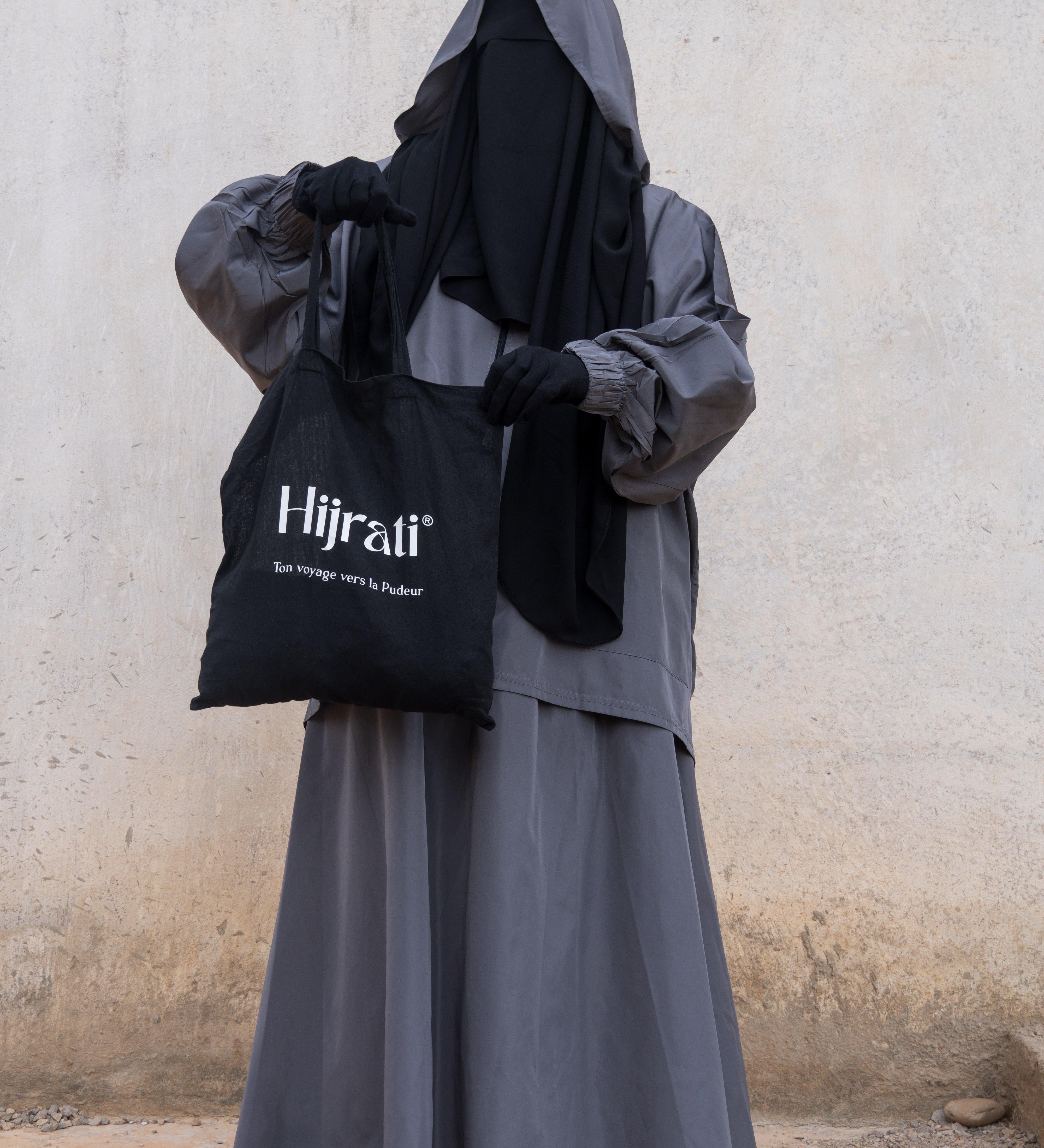 Femme musulmane portant un parka gris de la marque hijrati