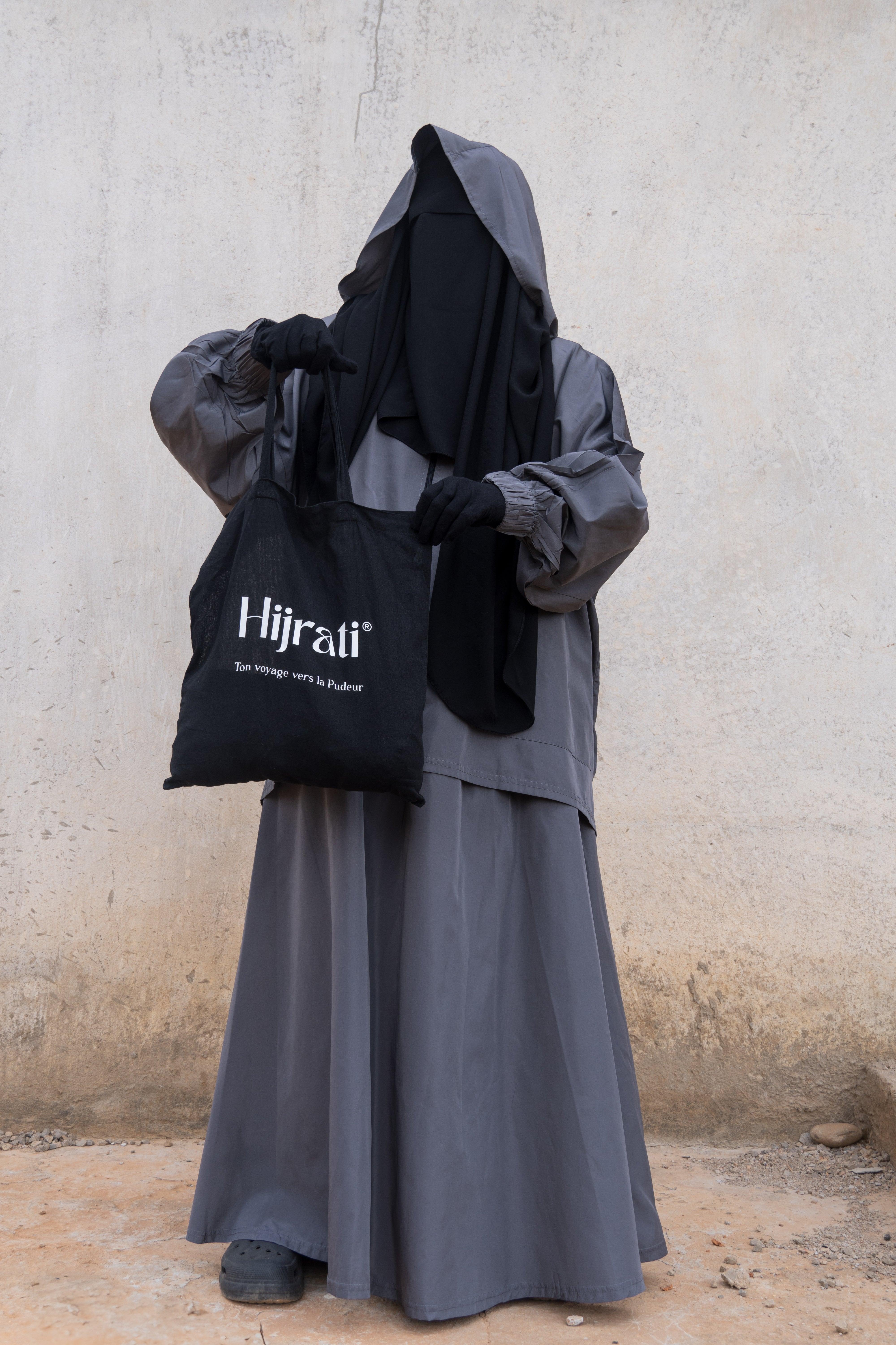 Femme musulmane portant un parka gris de la marque hijrati