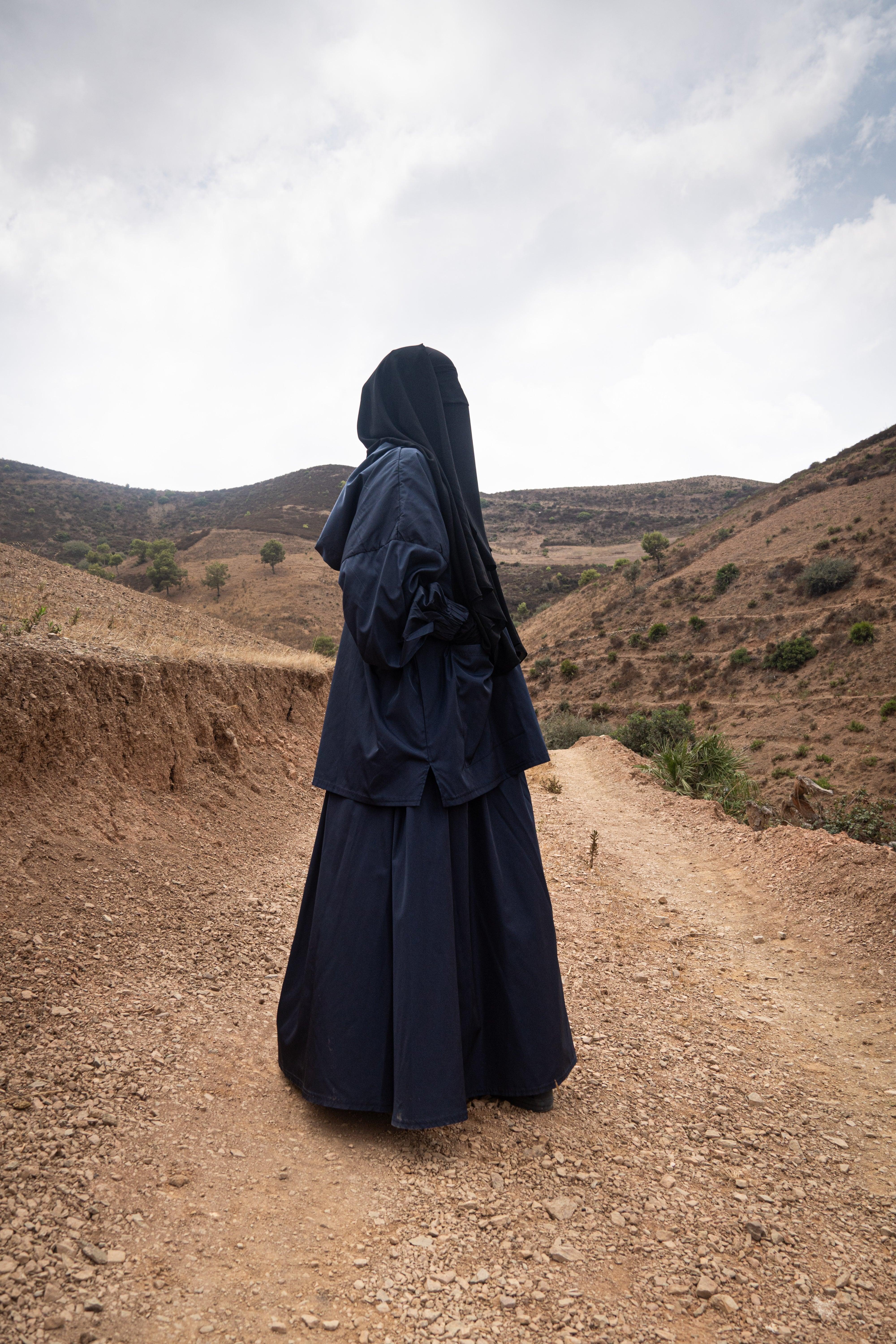 Femme musulmane portant une parka noire légiférée de la marque hijrati  