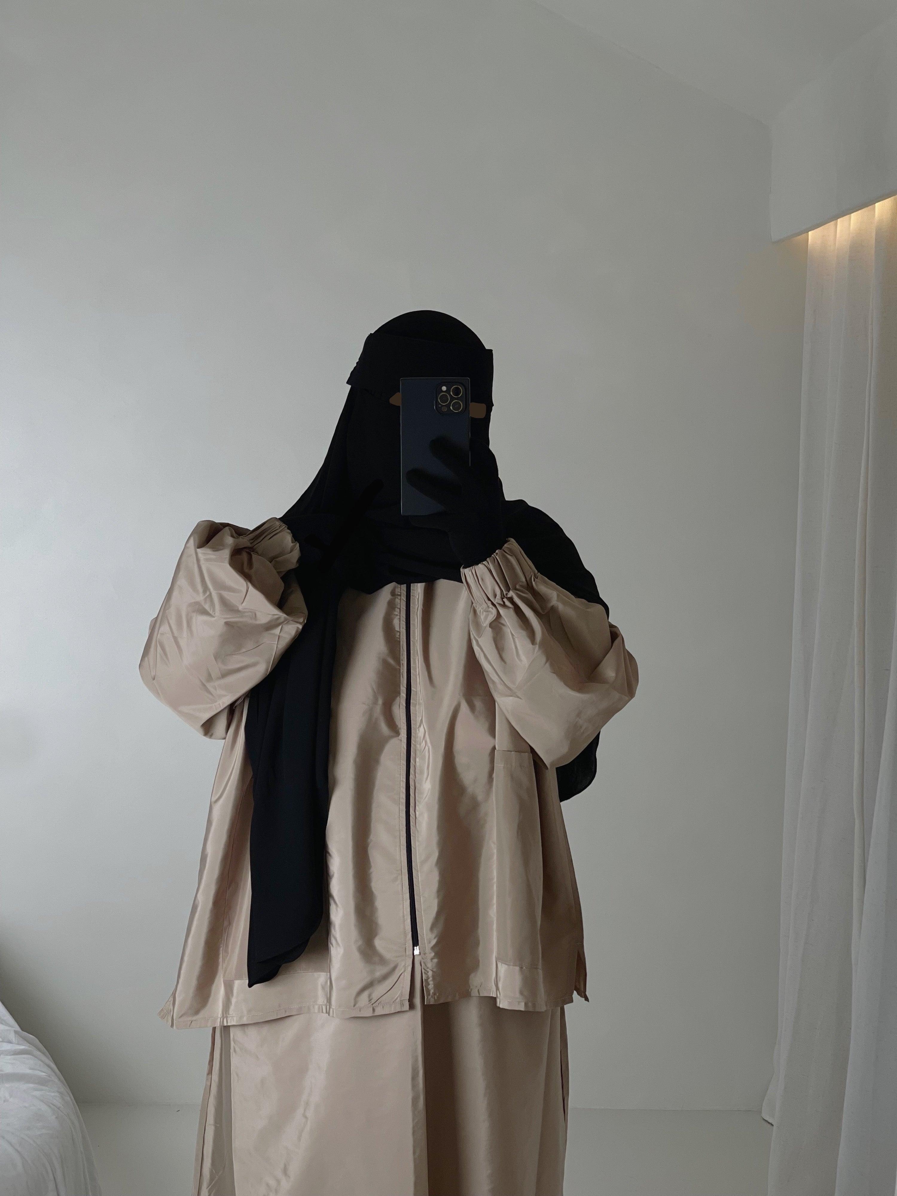 Femme musulmane portant une parka beige légiférée de la marque hijrati  