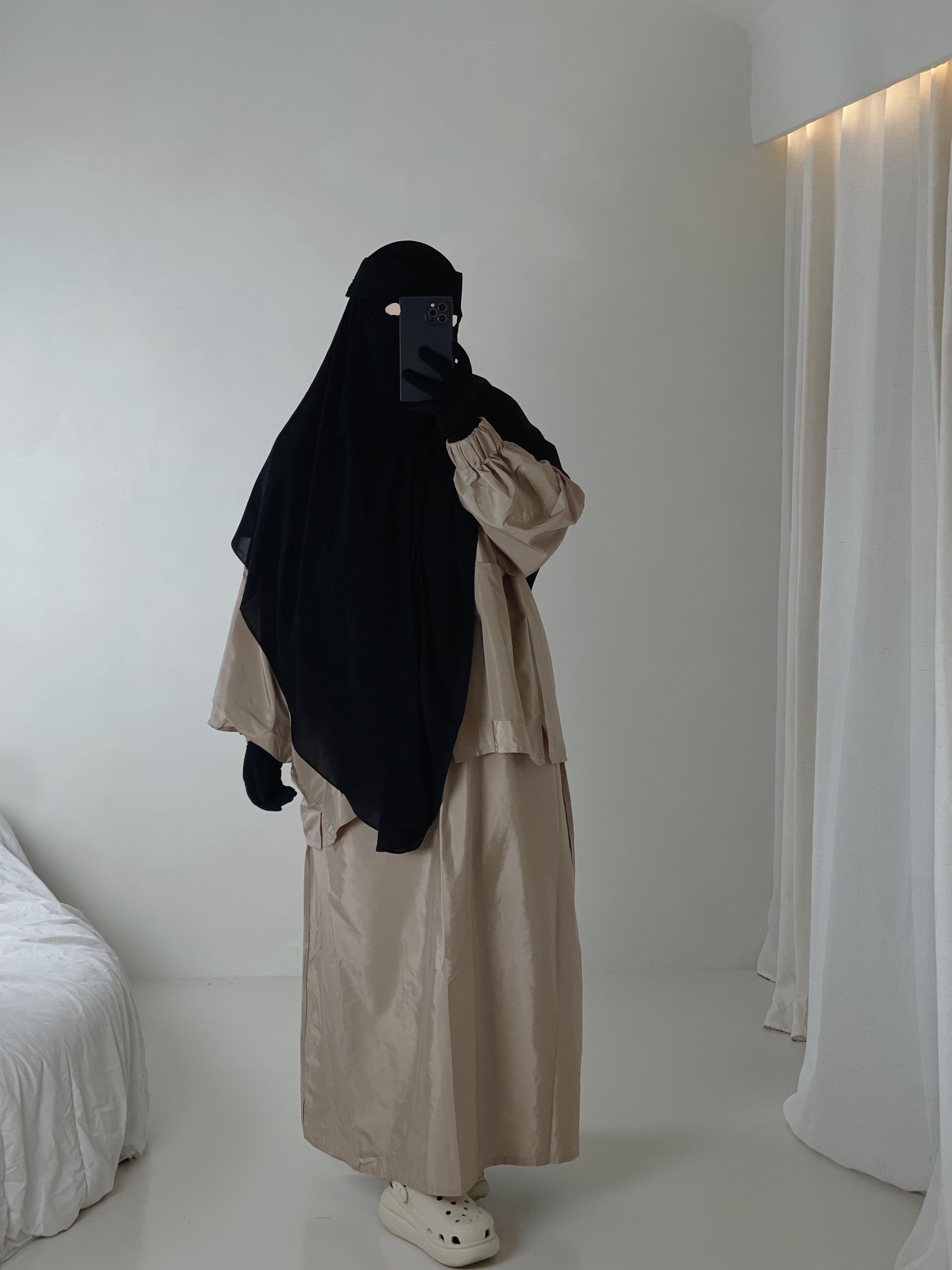 Femme musulmane portant une parka beige légiférée de la marque hijrati  