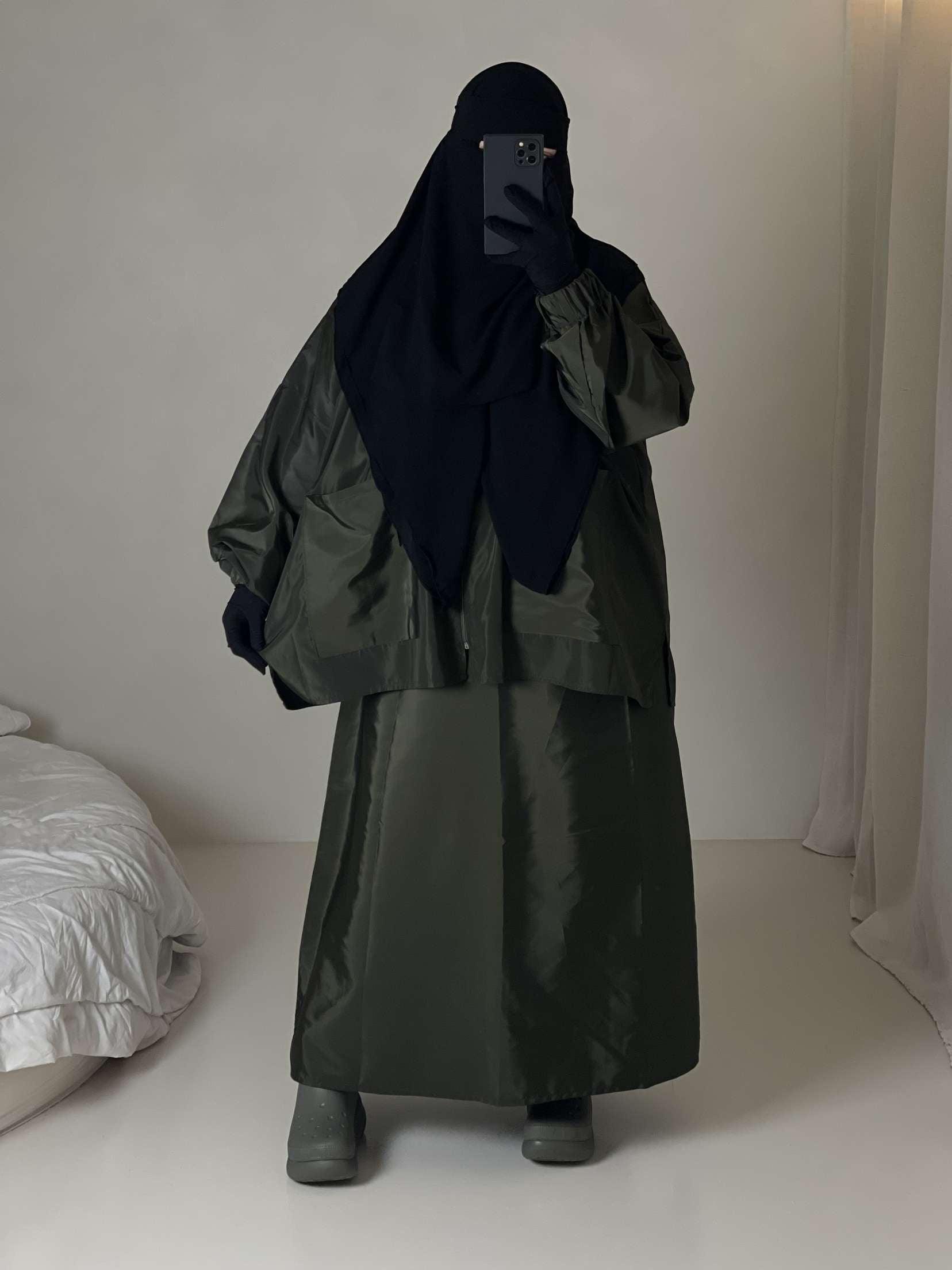 Femme musulmane portant une parka kaki légiférée de la marque hijrati  