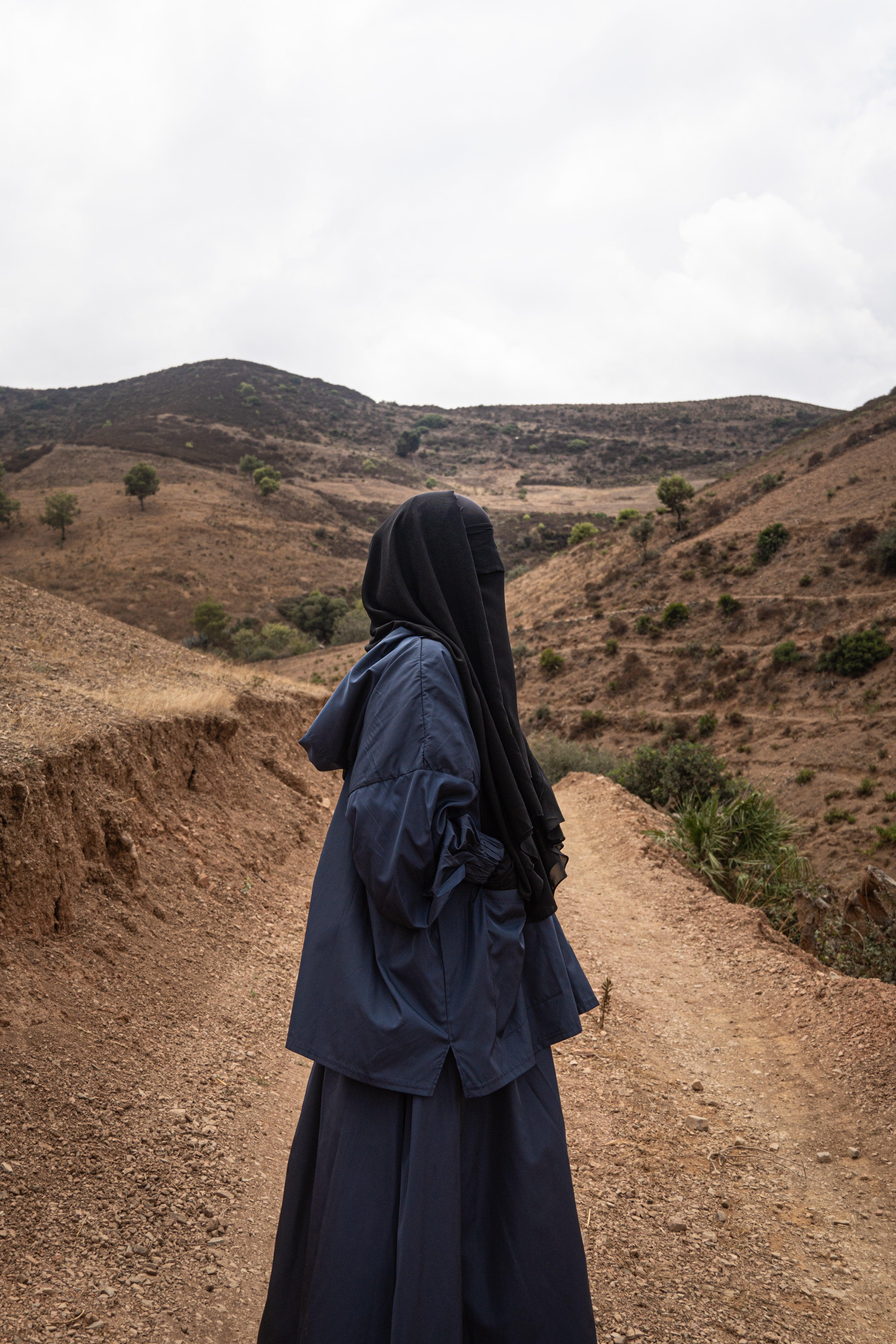 Femme musulmane portant une parka bleue noire légiférée de la marque hijrati  