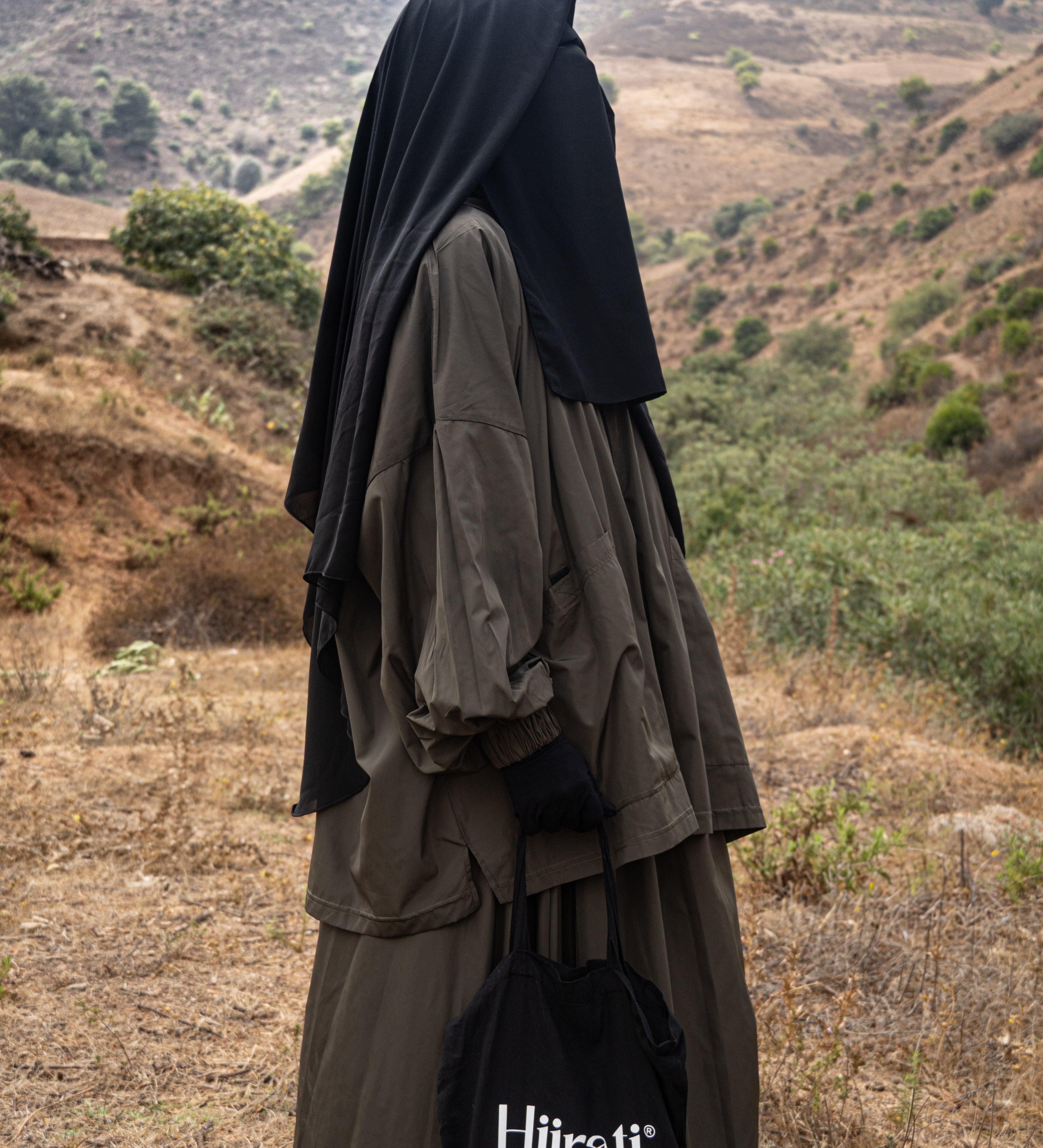 Femme musulmane portant une parka chocolat légiférée de la marque hijrati  