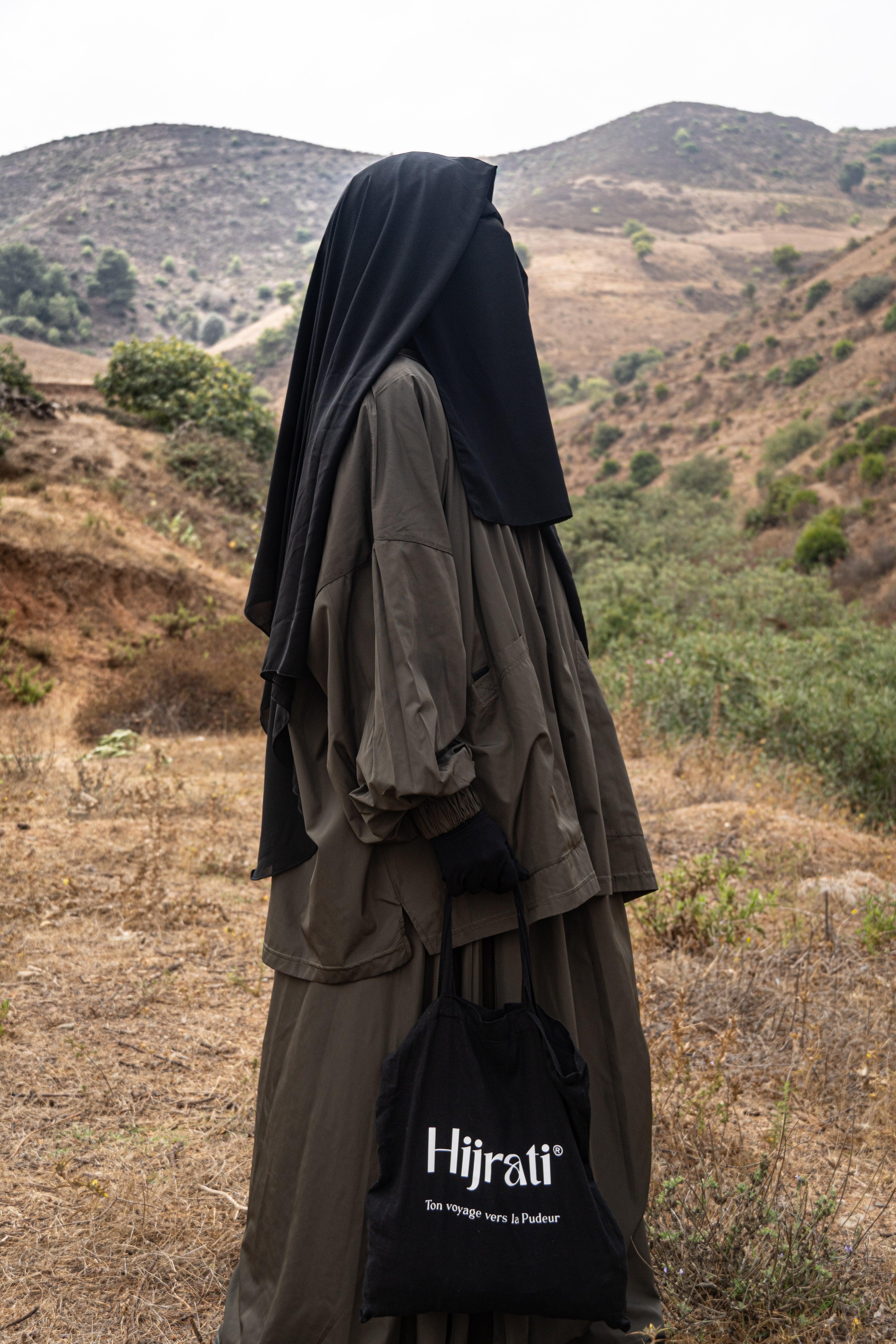 Femme musulmane portant une parka chocolat légiférée de la marque hijrati  