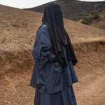 Femme musulmane portant une parka bleue légiférée de la marque hijrati  