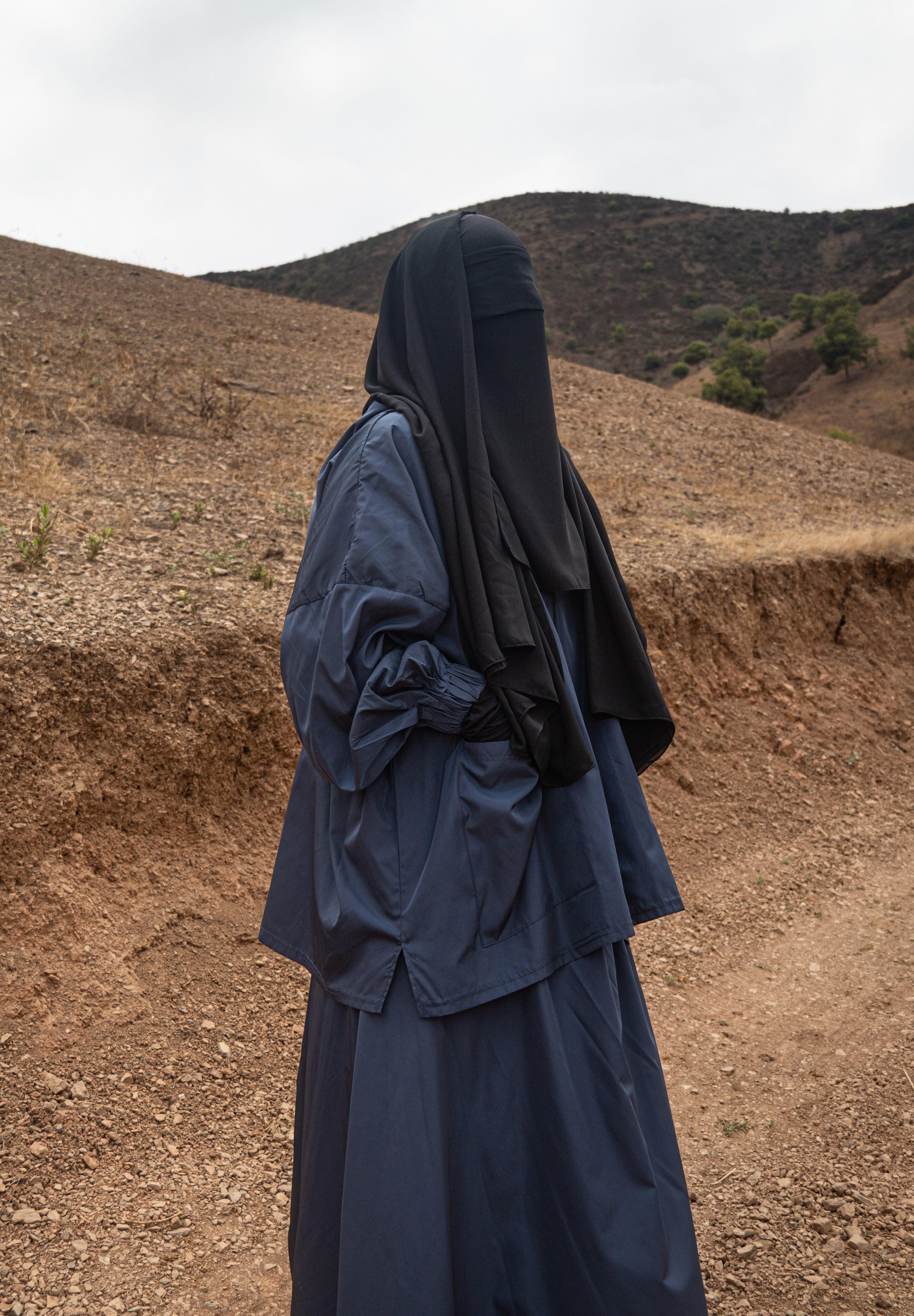 Femme musulmane portant une parka bleue légiférée de la marque hijrati  
