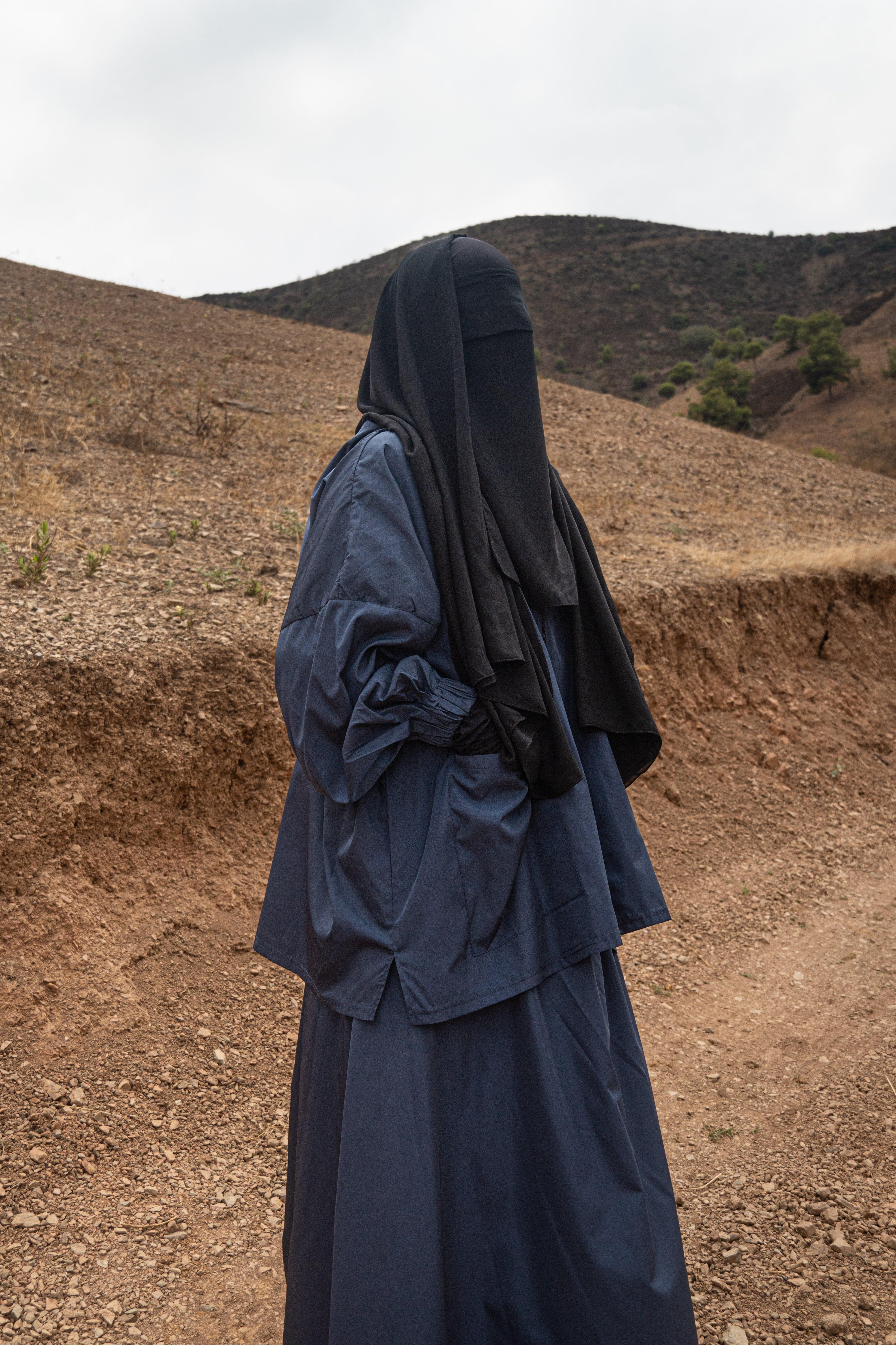 Femme musulmane portant une parka bleue légiférée de la marque hijrati  