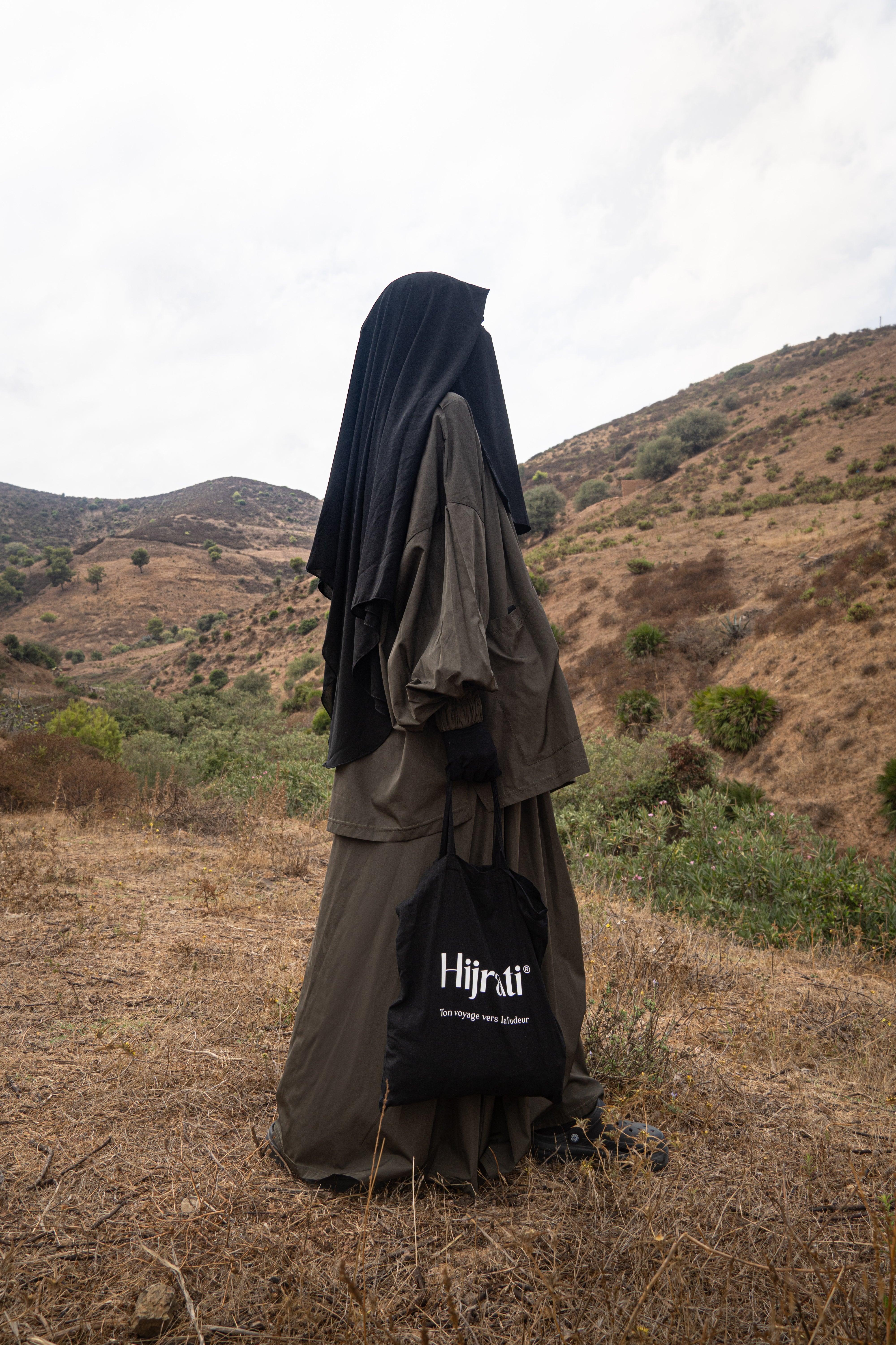 Femme musulmane portant une parka chocolat légiférée de la marque hijrati  