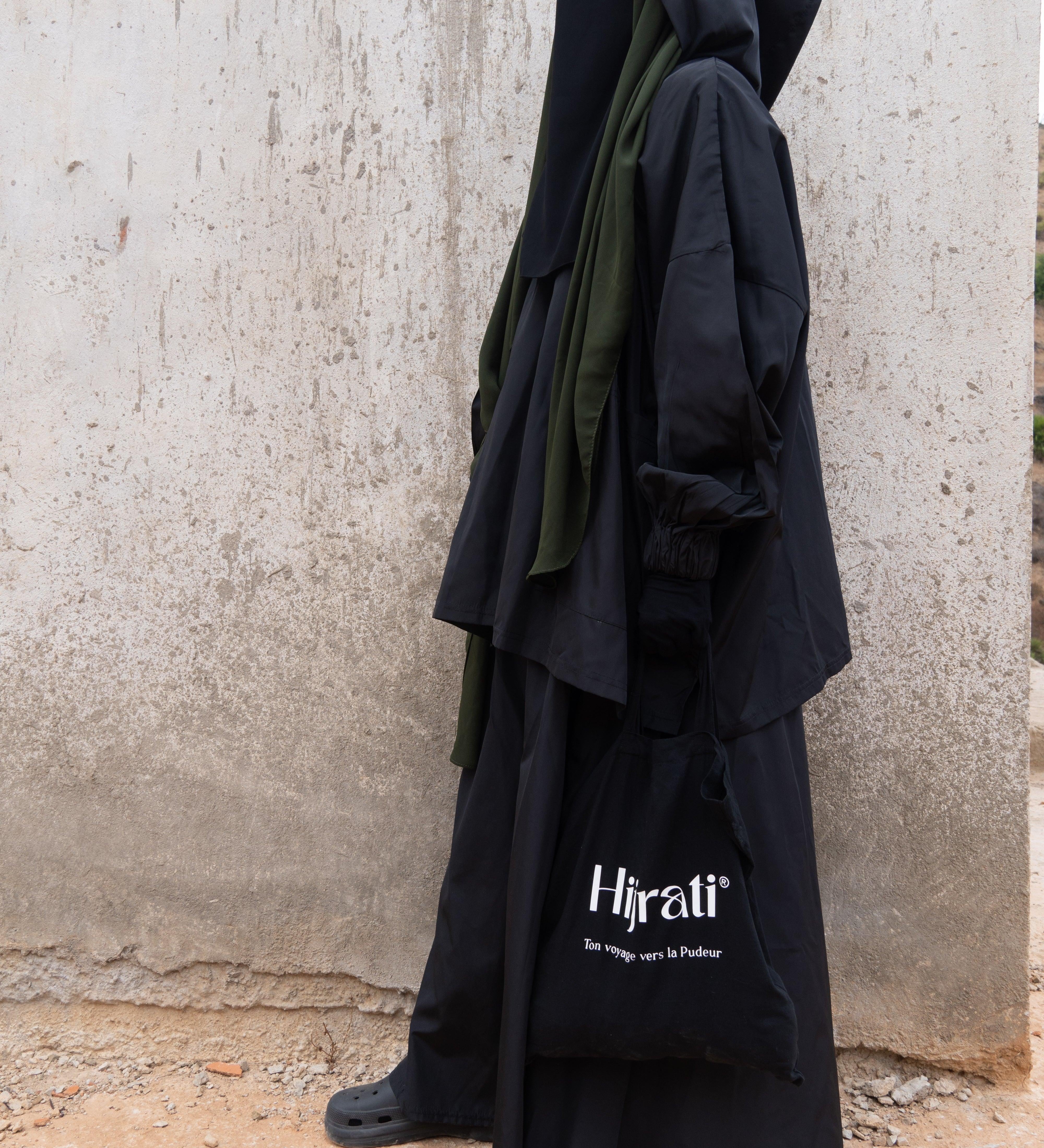 Femme musulmane portant une parka noire légiférée de la marque hijrati  