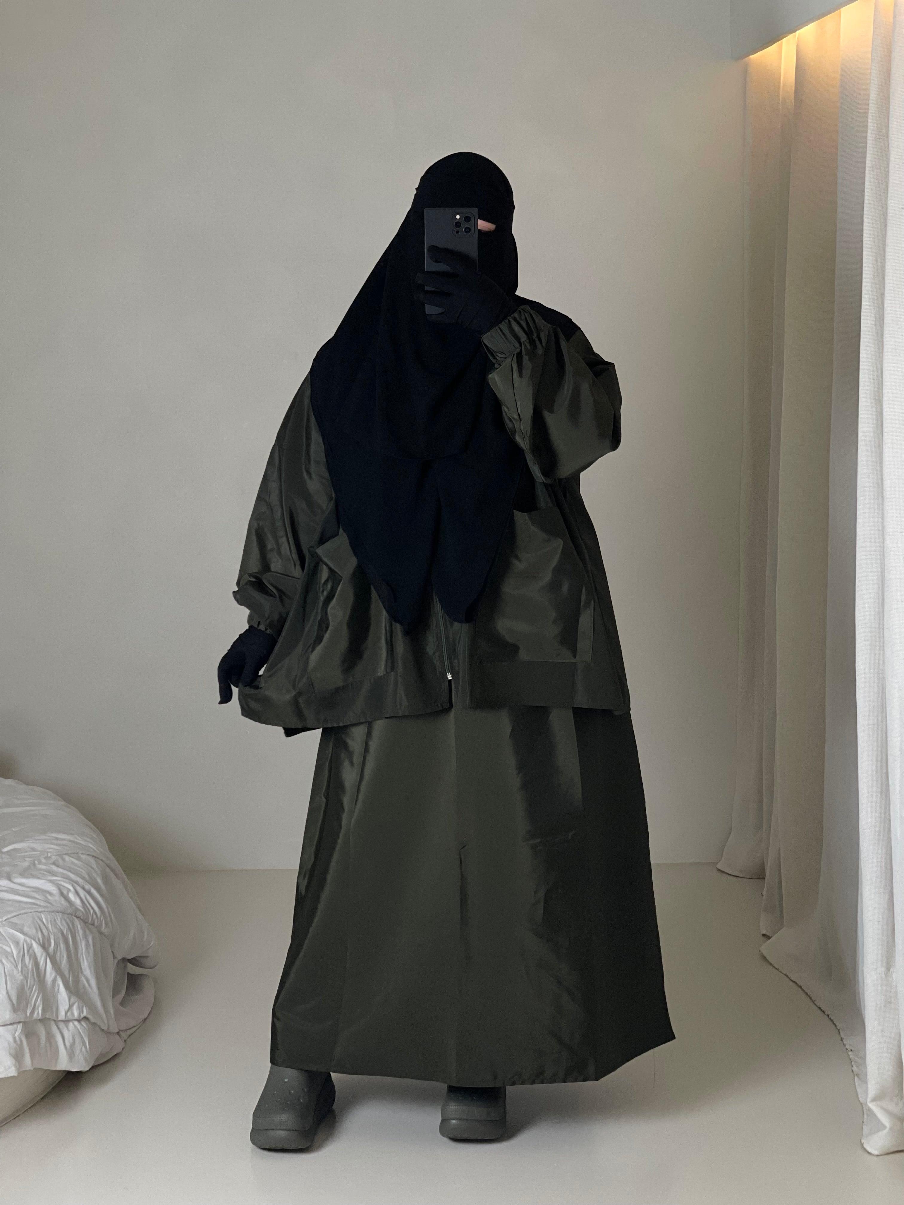 Femme musulmane portant une parka kaki légiférée de la marque hijrati  